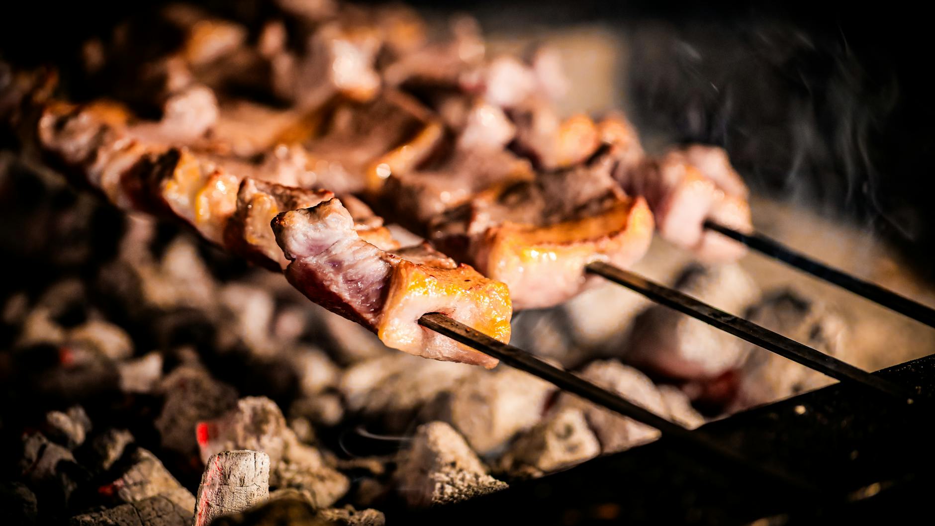 Gli arrosticini abruzzesi: storia dello spiedino di pecora più amato d'Italia