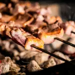 Gli arrosticini abruzzesi: storia dello spiedino di pecora più amato d'Italia